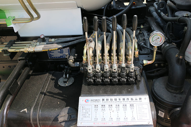 東風小多利卡餐廚垃圾車(罐式)(4.5方)